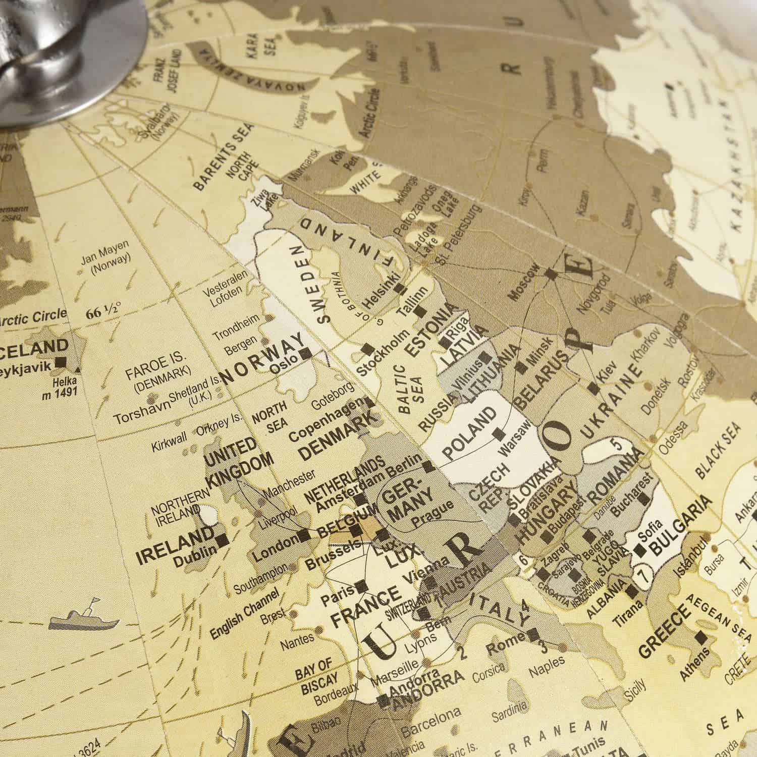 Chrome Desktop Globe – Material: Metal
