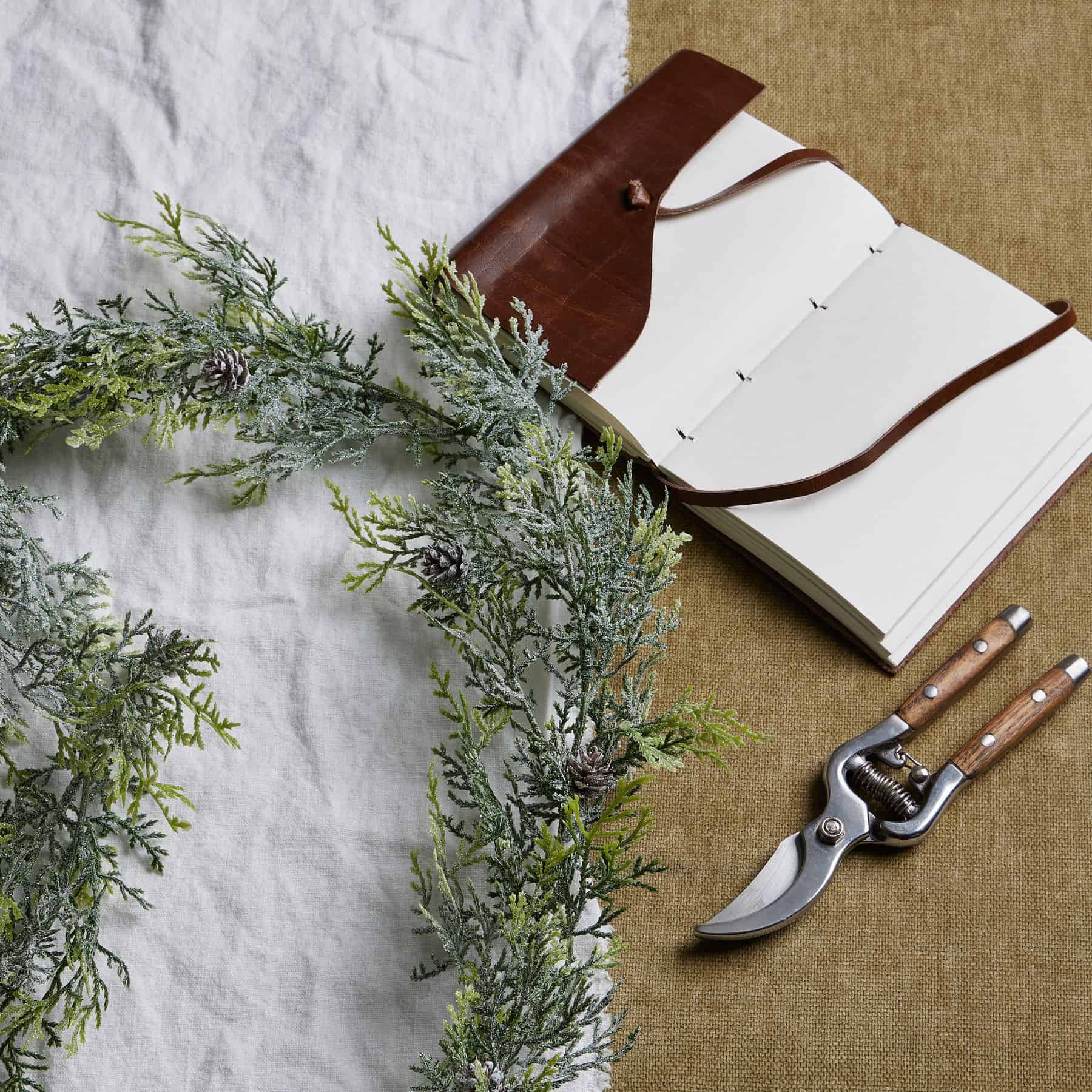 Frosted Pine Garland With Pinecones – Material: Plastic